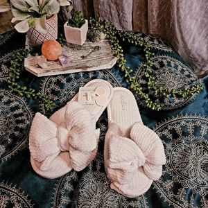 NEW!!! Ladies Soft Knit Bow Slippers. Blush Pink. Size 9/10. NWT.